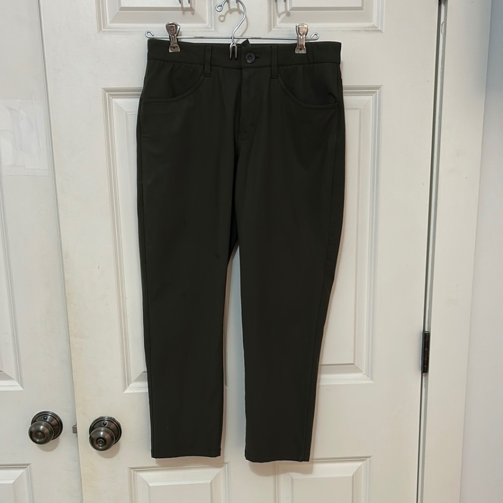 Vuori collins cropped pants size 28 olive green inseam 23” casual five packets